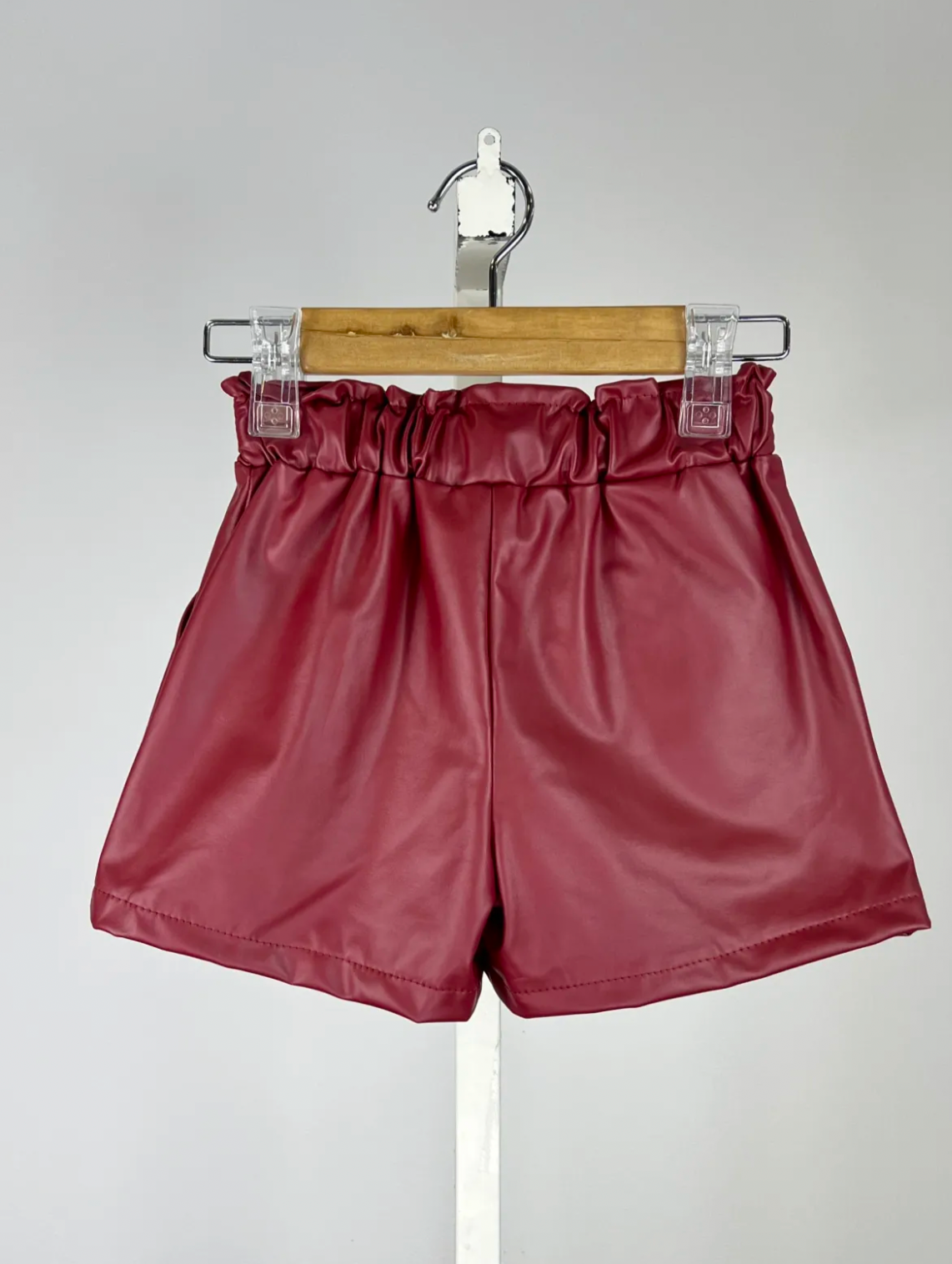 Short en simili cuir